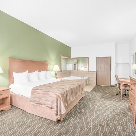 Baymont By Wyndham Pearsall Esterno foto
