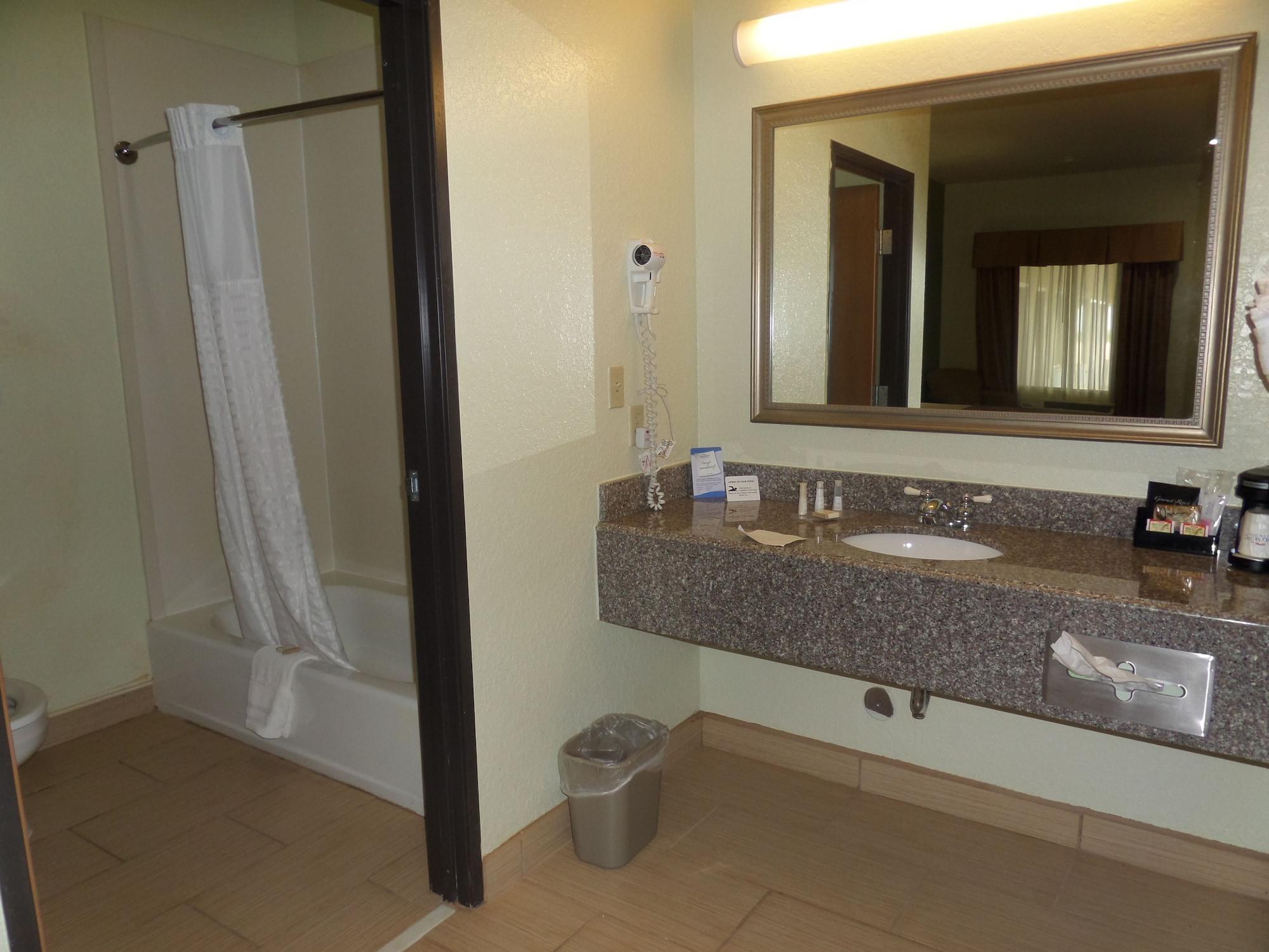Baymont By Wyndham Pearsall Esterno foto