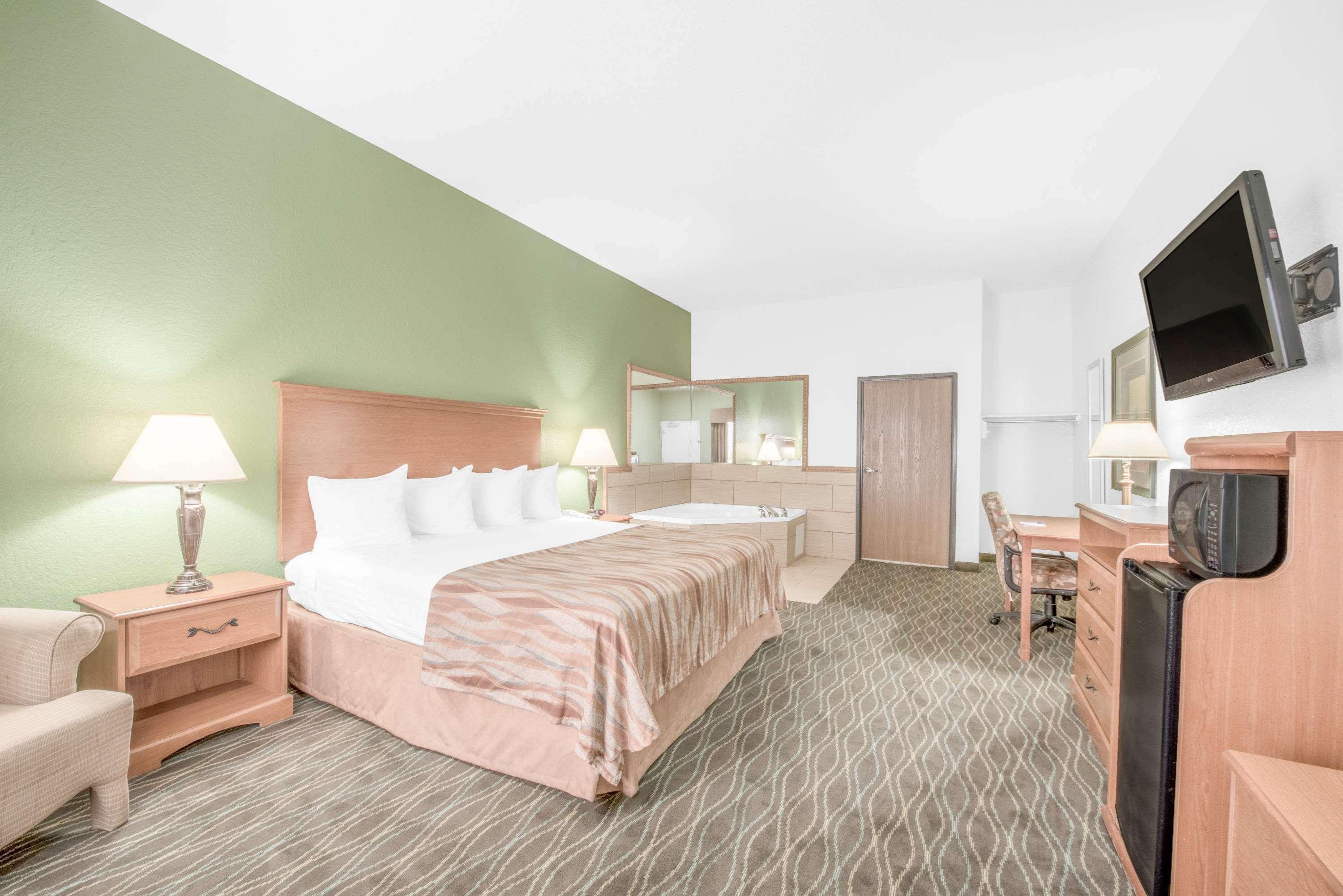 Baymont By Wyndham Pearsall Esterno foto