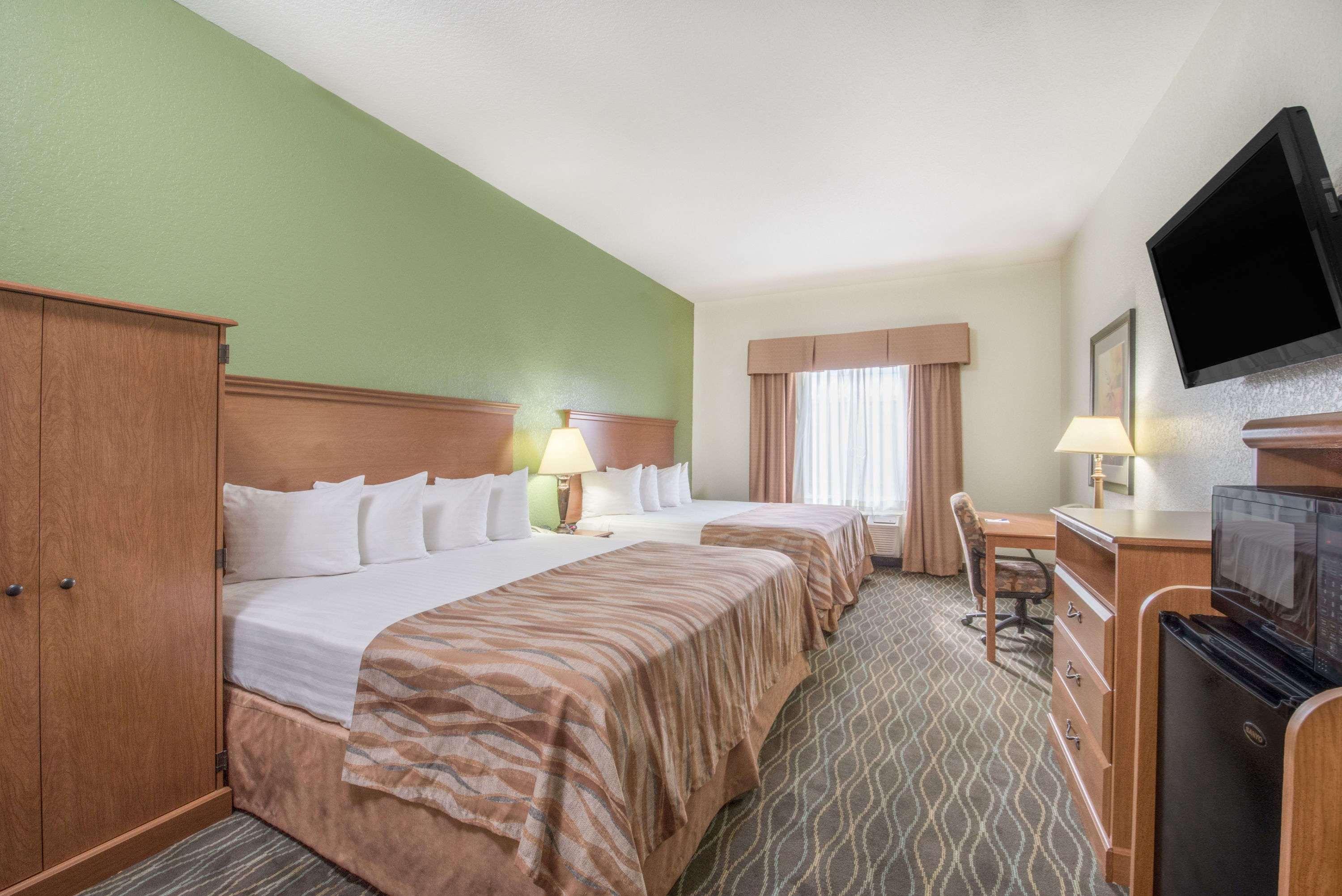 Baymont By Wyndham Pearsall Esterno foto