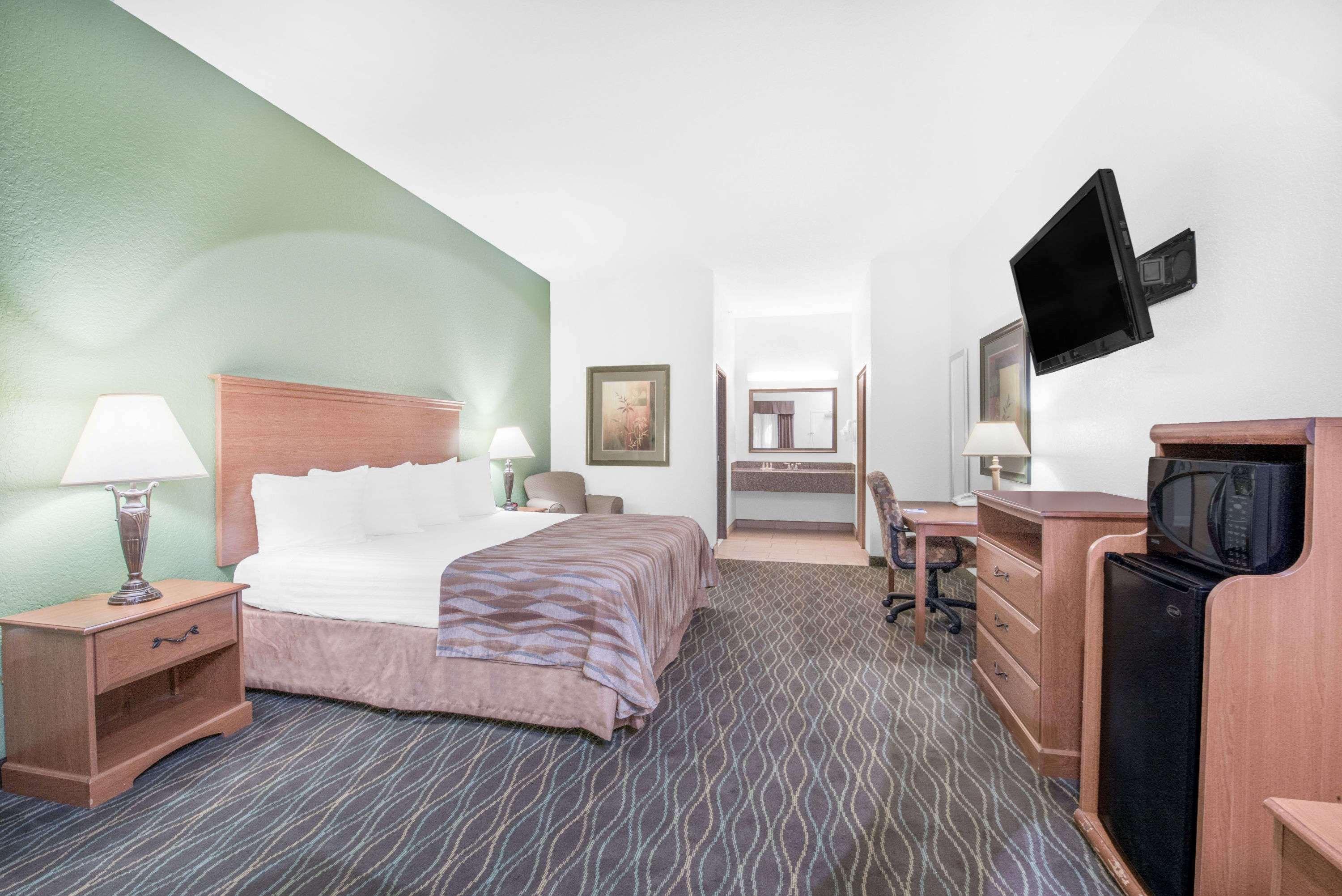 Baymont By Wyndham Pearsall Esterno foto