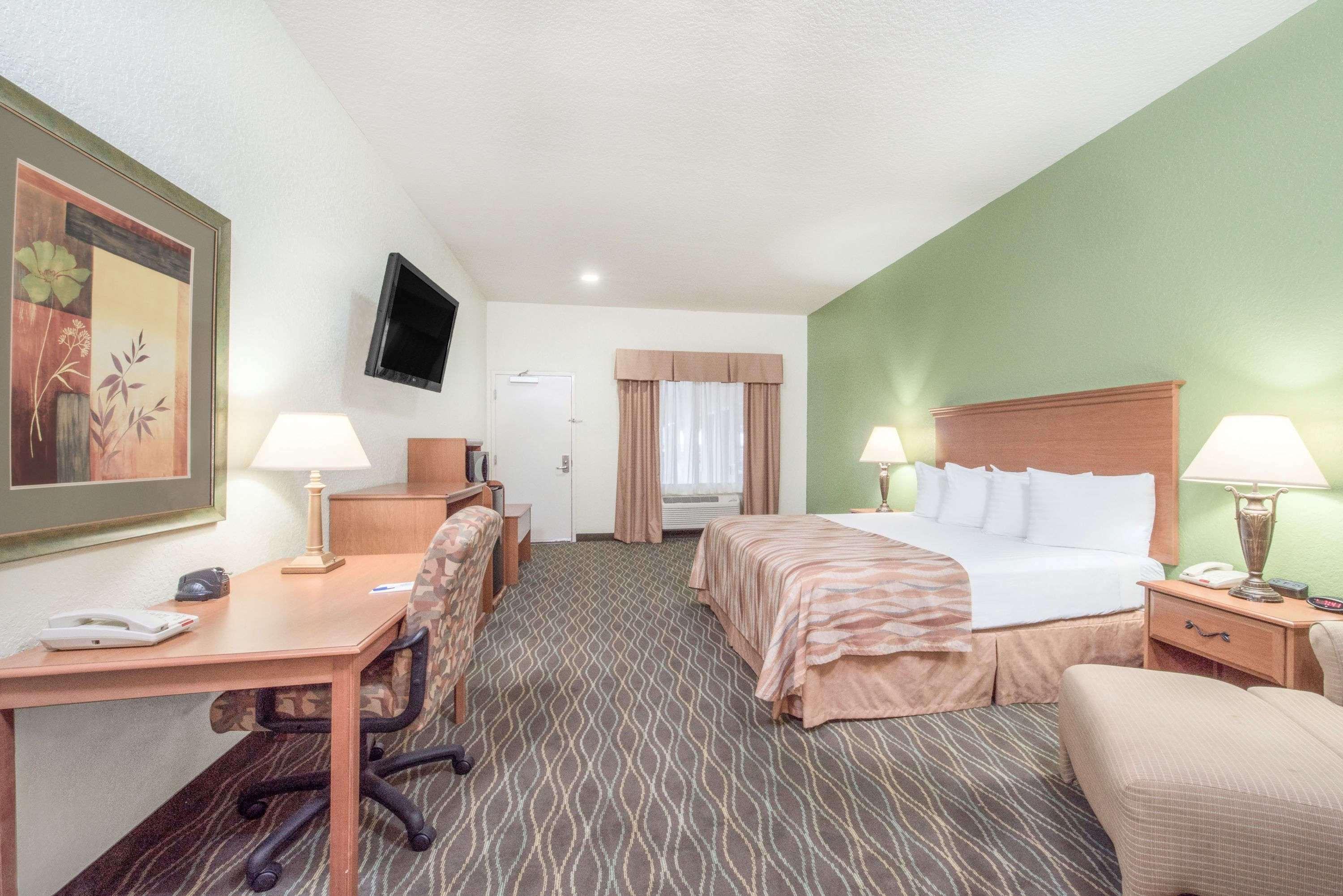 Baymont By Wyndham Pearsall Esterno foto