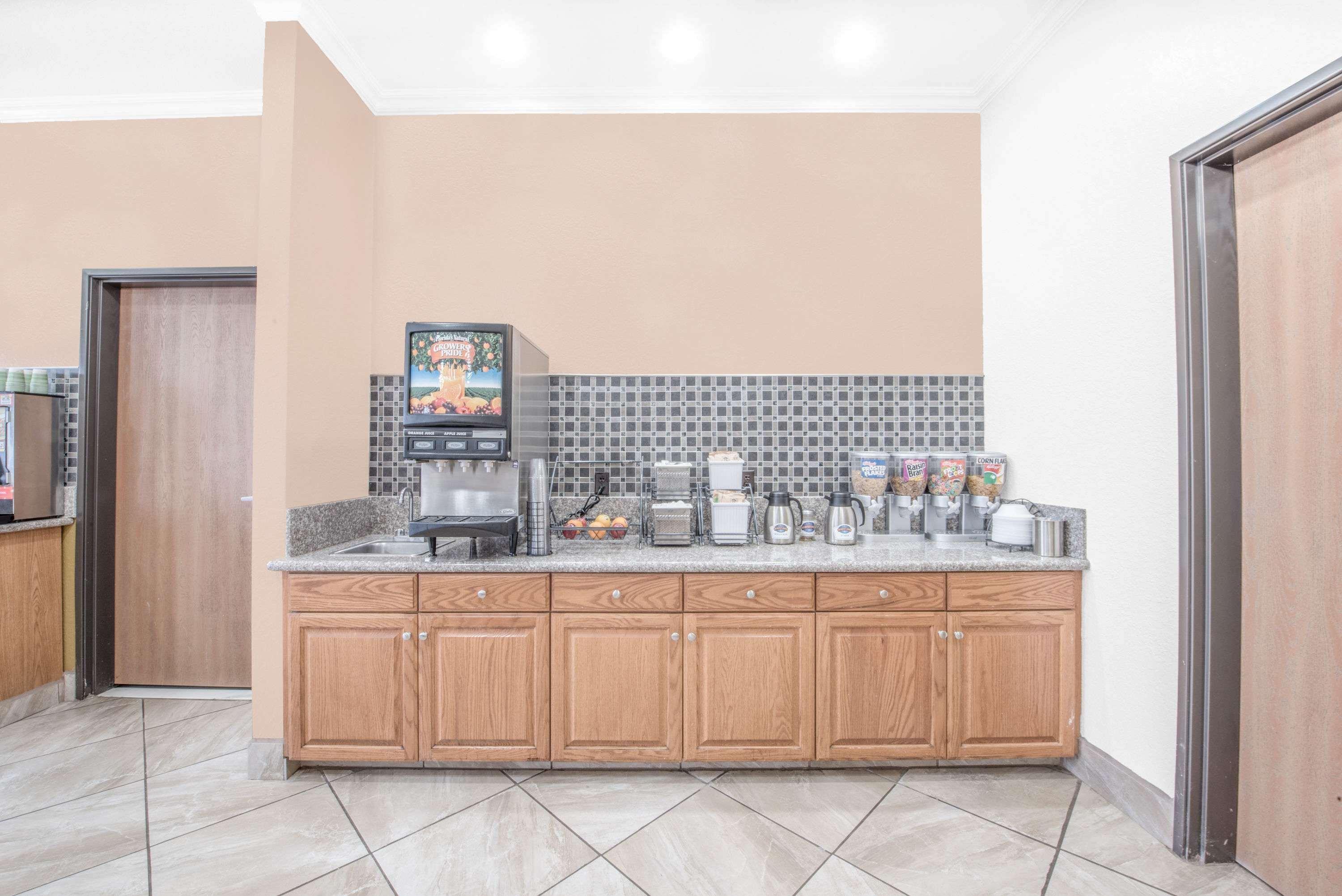 Baymont By Wyndham Pearsall Esterno foto