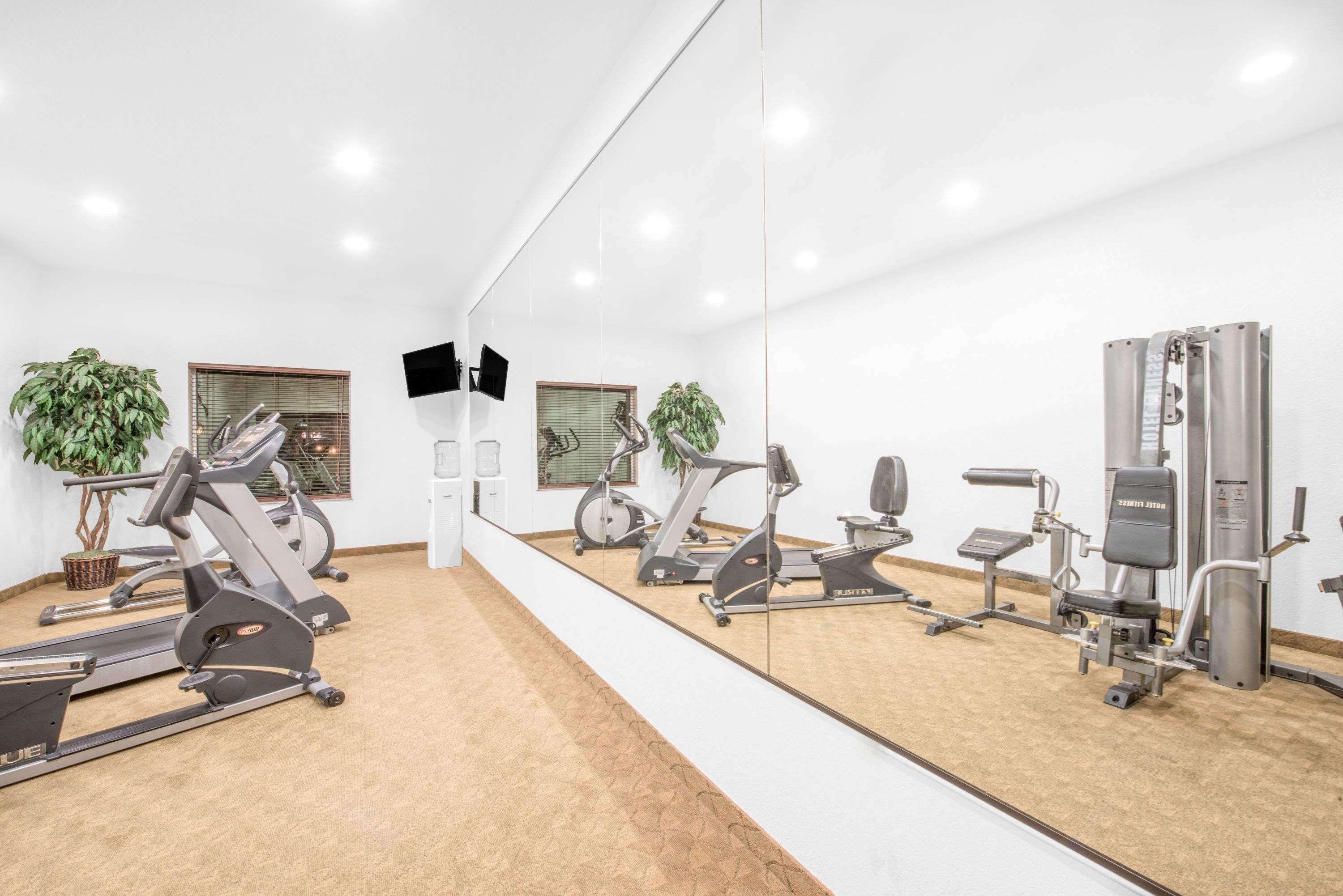 Baymont By Wyndham Pearsall Esterno foto