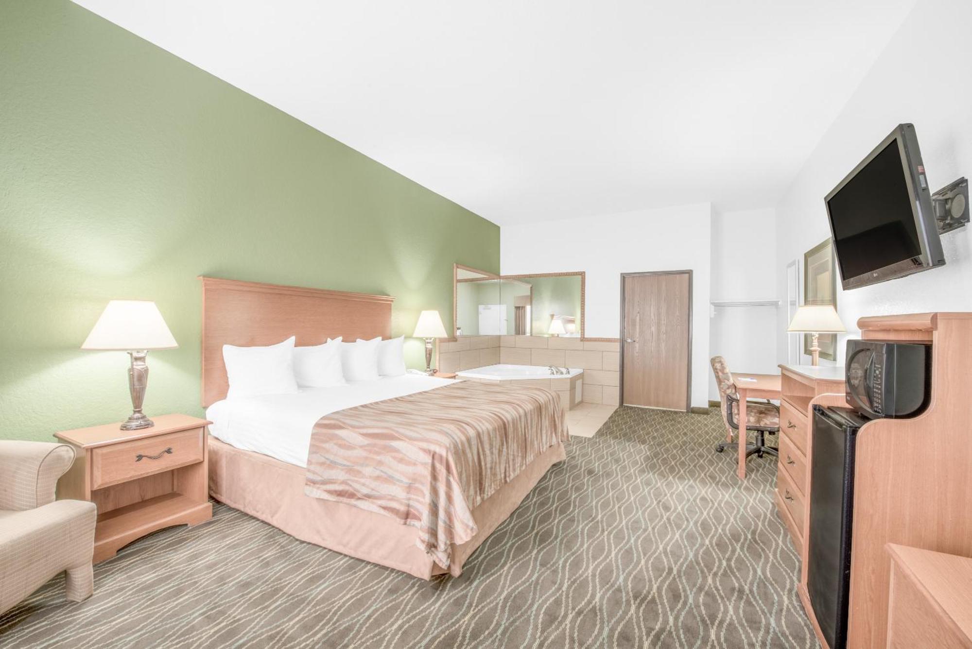 Baymont By Wyndham Pearsall Esterno foto