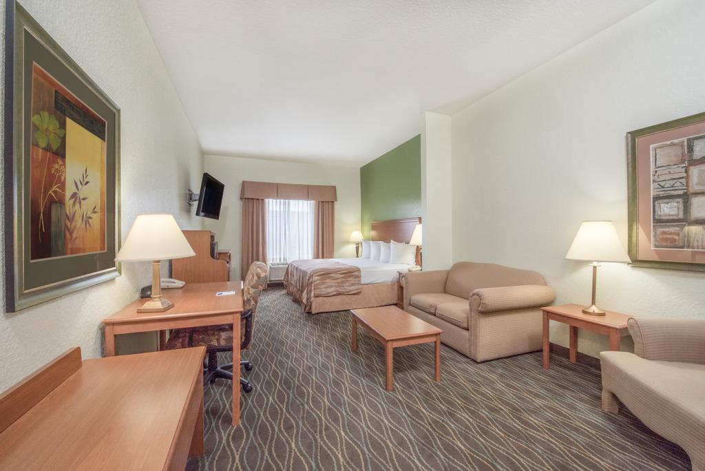 Baymont By Wyndham Pearsall Esterno foto