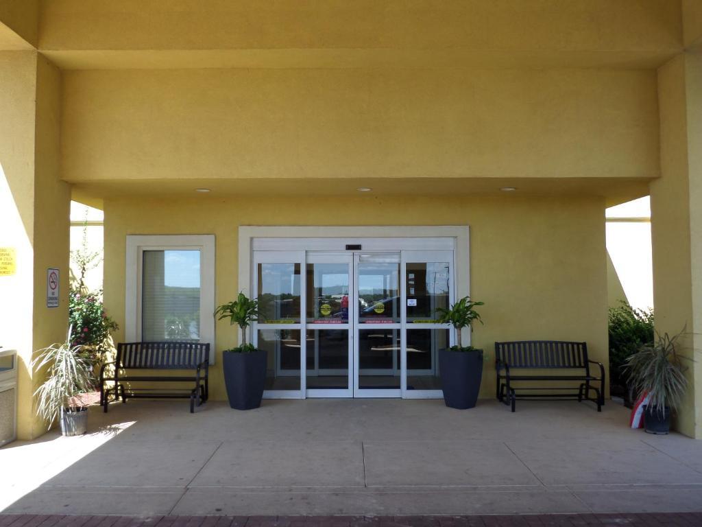 Baymont By Wyndham Pearsall Esterno foto