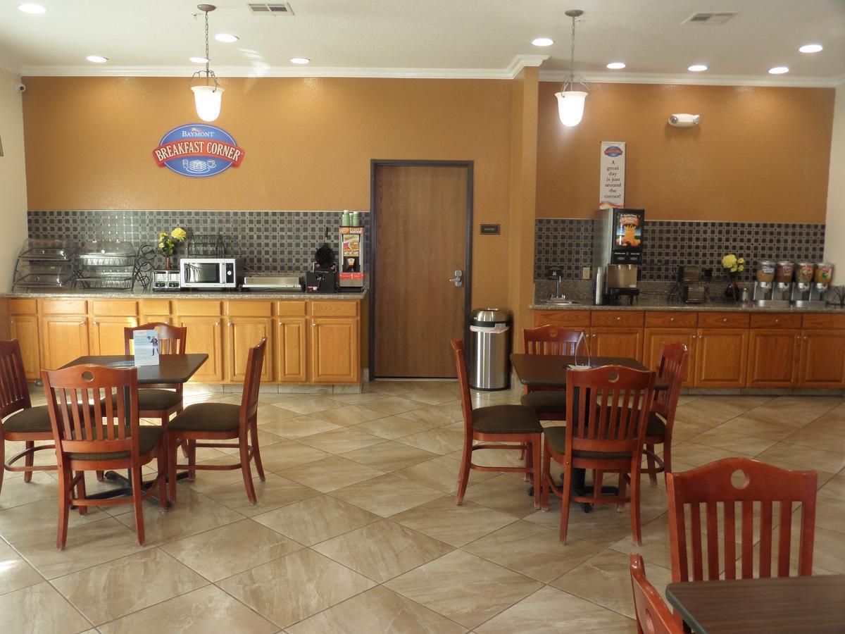 Baymont By Wyndham Pearsall Esterno foto