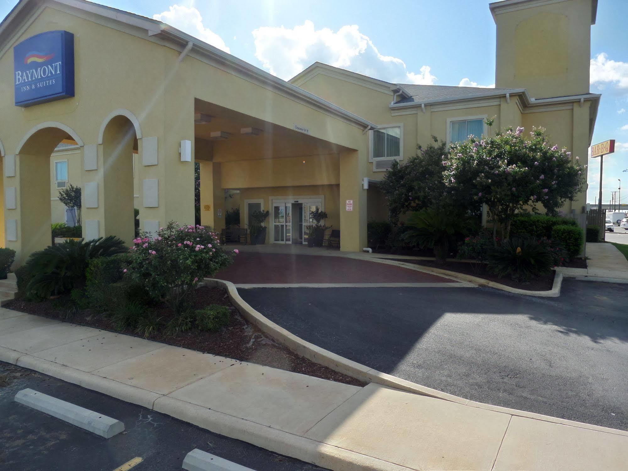 Baymont By Wyndham Pearsall Esterno foto