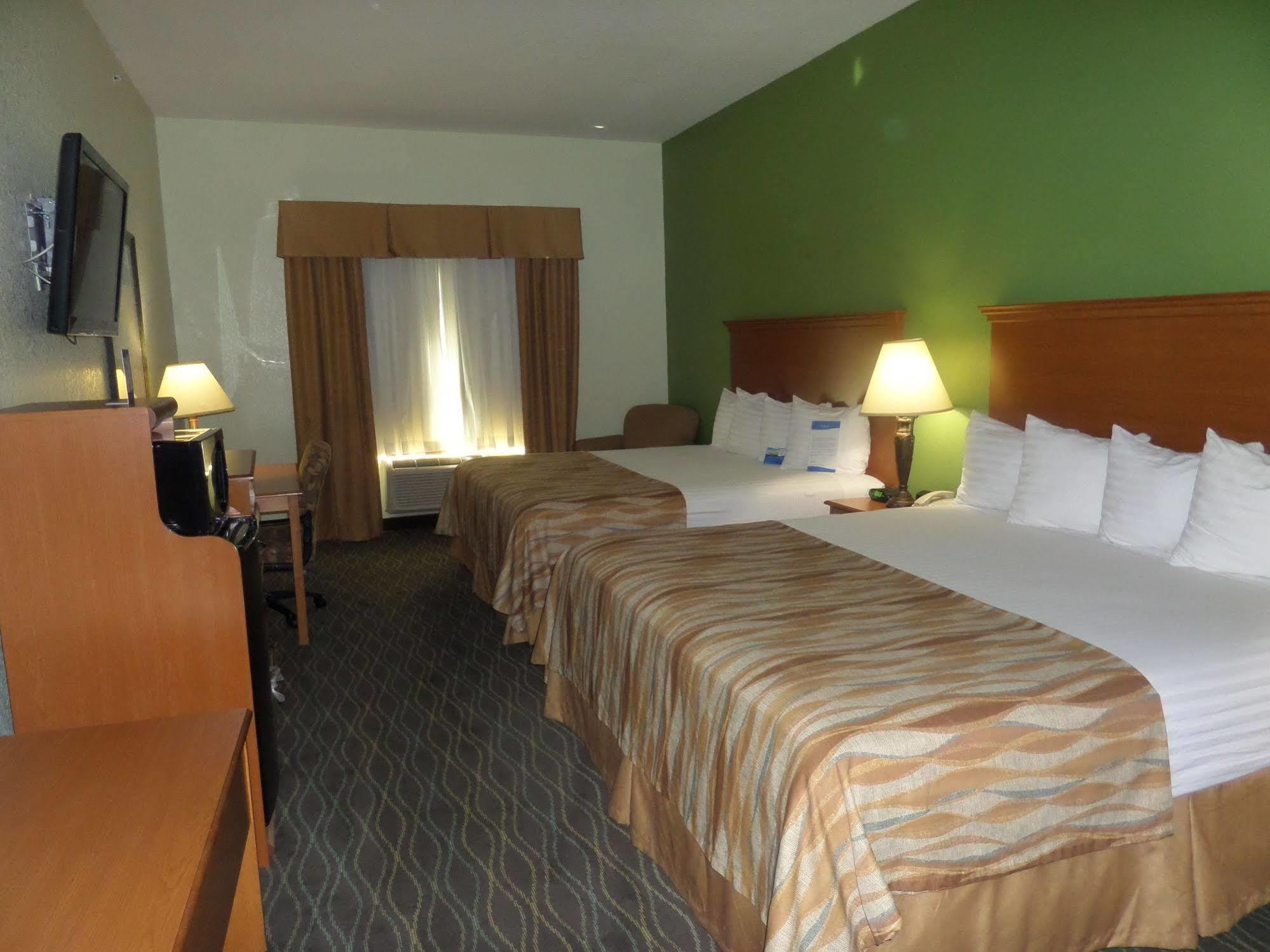 Baymont By Wyndham Pearsall Esterno foto