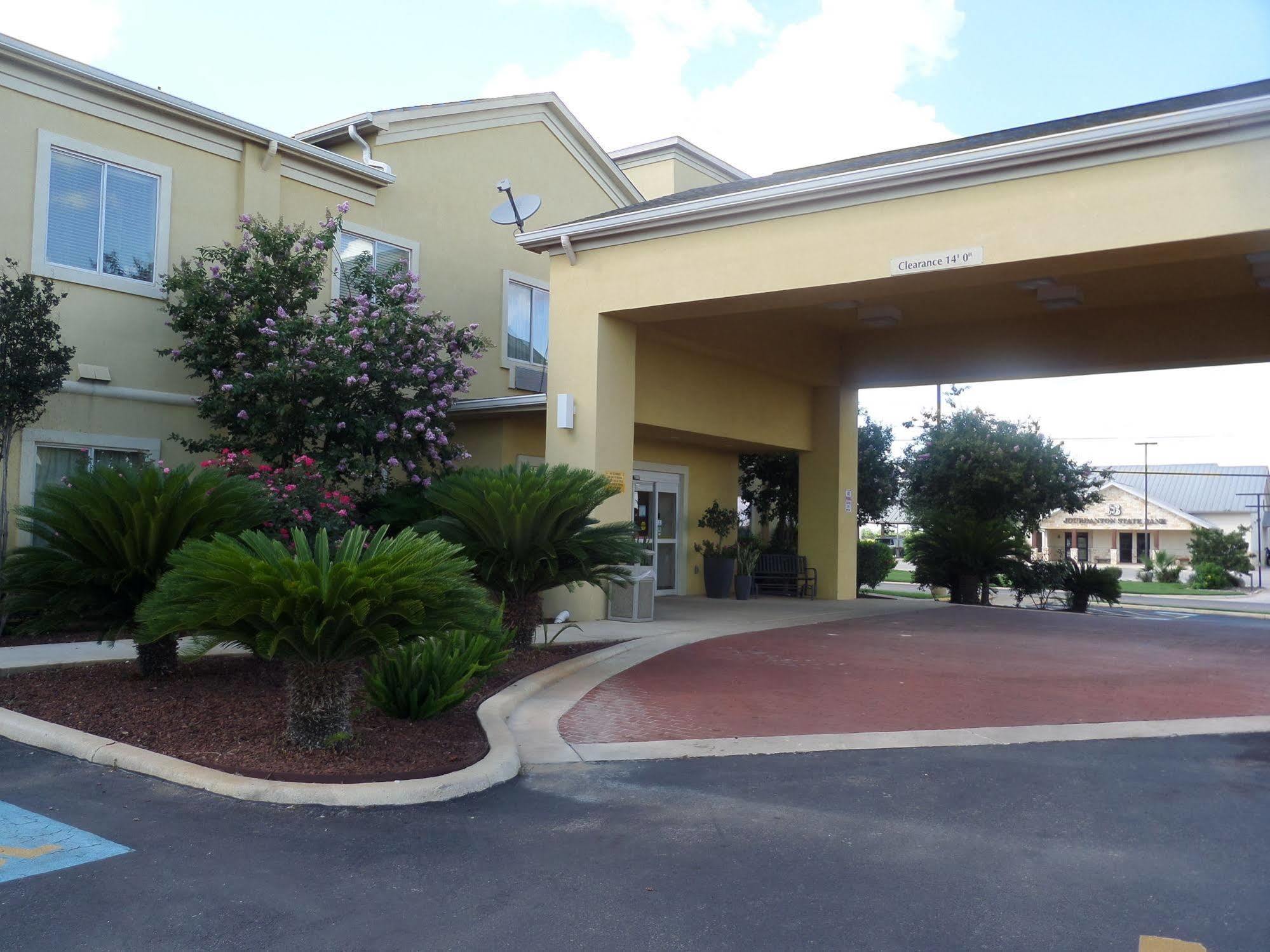 Baymont By Wyndham Pearsall Esterno foto