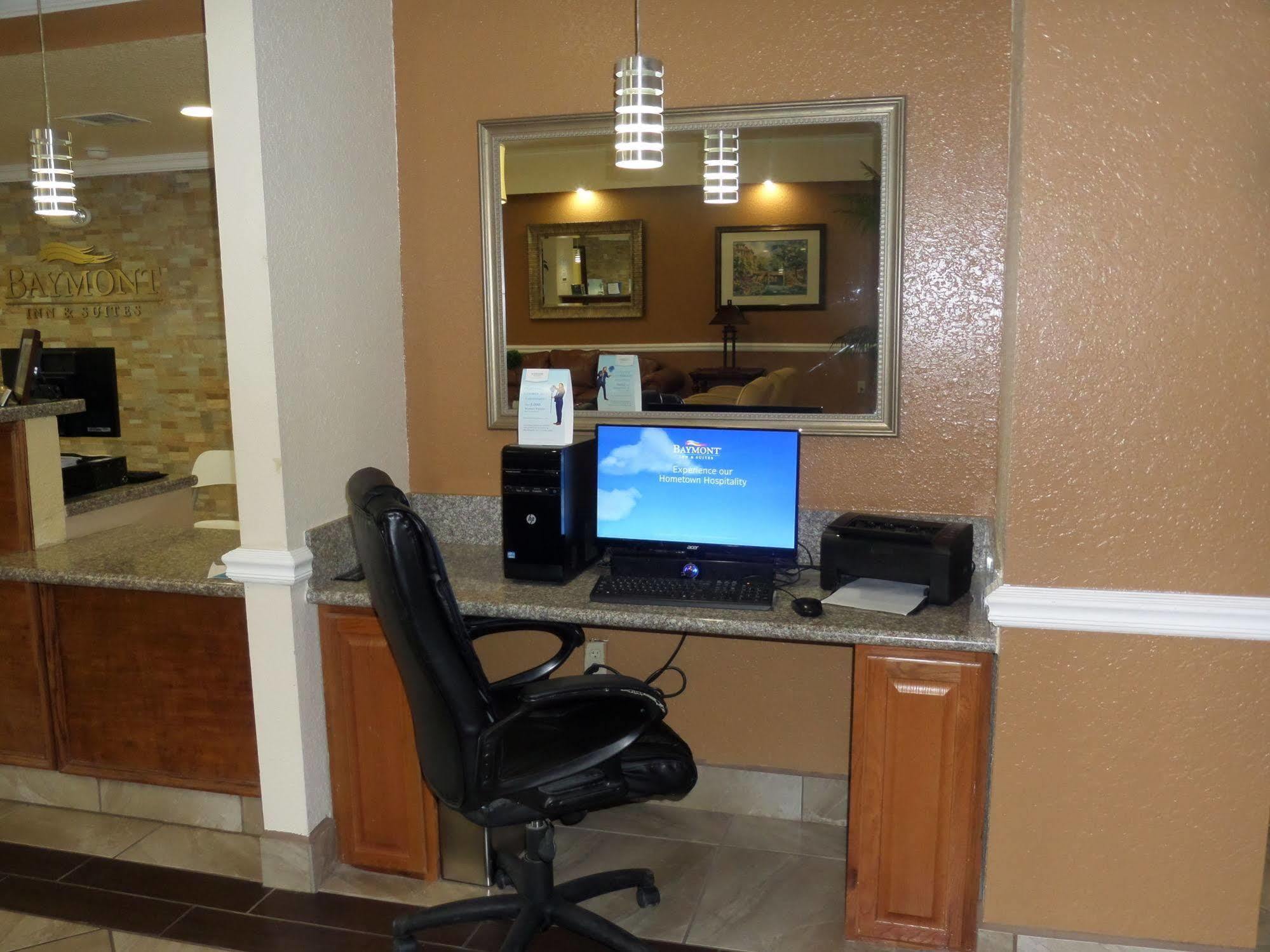 Baymont By Wyndham Pearsall Esterno foto