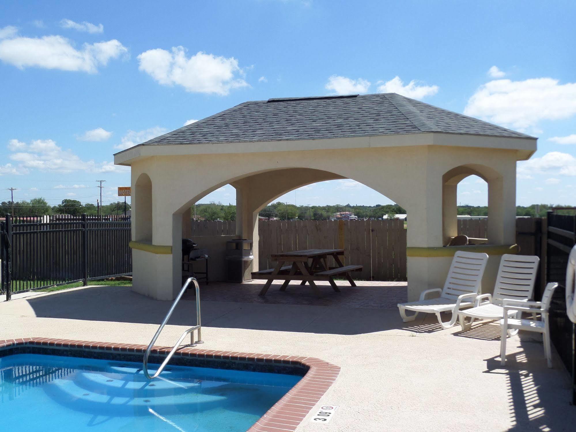 Baymont By Wyndham Pearsall Esterno foto