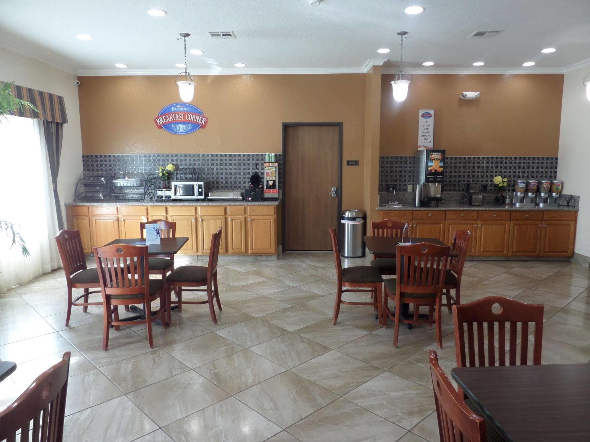 Baymont By Wyndham Pearsall Esterno foto