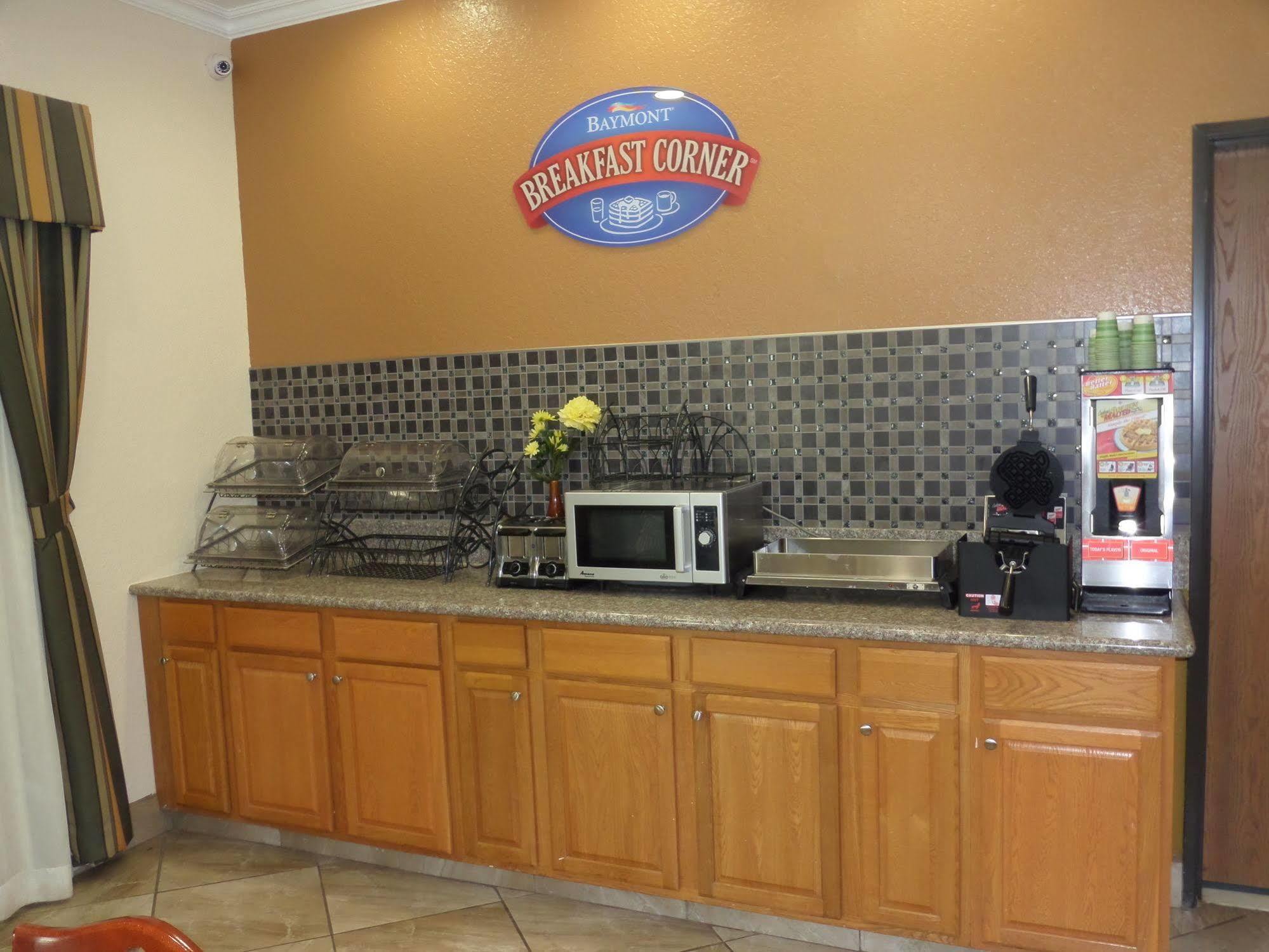 Baymont By Wyndham Pearsall Esterno foto